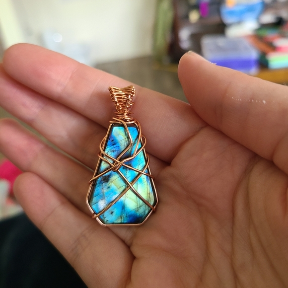Hand wire wrapped labradorite pendant - Picture 4 of 5